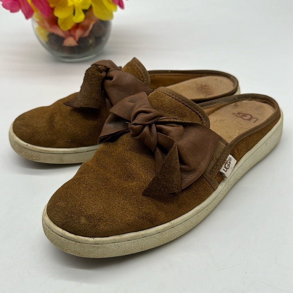 UGG Slip on Suede Mule Size 7 CM6996D